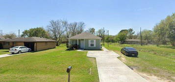 111 Plum St, La Marque, TX 77568