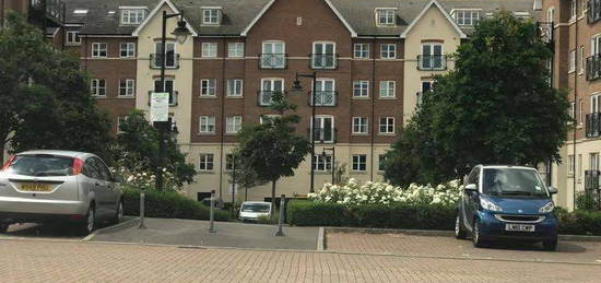 Flat to rent in Viridian Square, Aylesbury HP21