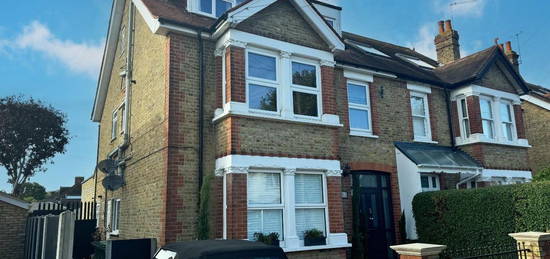 Flat for sale in Parkland Grove, Ashford TW15