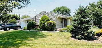 2 Evelyn Dr, Commack, NY 11725