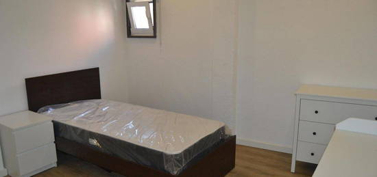 424922 - Quarto em Moscavide centro, a 5 min...