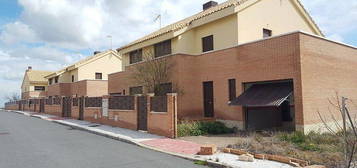 Casa en avenida De Castilla la Mancha en Noez