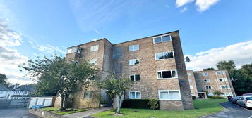 Flat to rent in Frescade Crescent, Basingstoke RG21