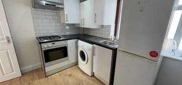 Flat to rent in North Road, Southall UB1