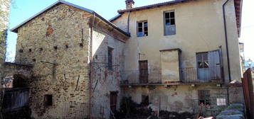 Casa da ristrutturare con giardino al Borgo Ponte