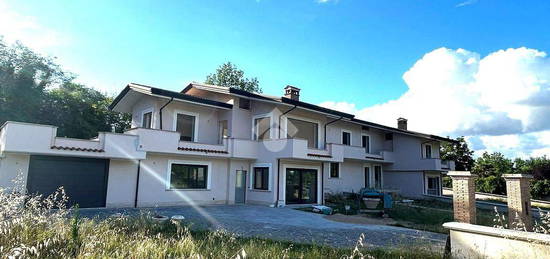 VILLA A SCHIERA CENTRALE A SUPINO