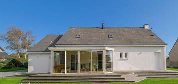 Maison  lumineuse de plain-pied , à 2km de la plage de Pont Mahé.