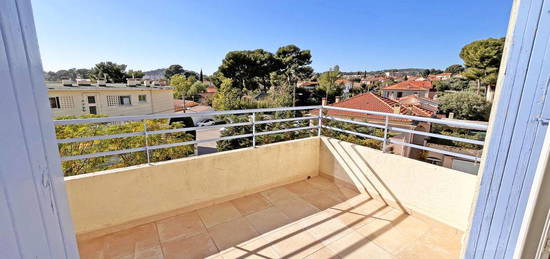 Magnifique T3 de 63 m², Rénové et Lumineux - Dernier Étage avec Terrasse ensoleillée - Quartier Notre-Dame des Routes, Toulon