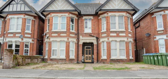 Flat to rent in Thornbury Avenue, Shirley, Southampton SO15