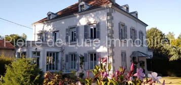 Très belle maison de maître, de 245 m2 sur un jardin clos et arboré avec piscine de 7458 m2