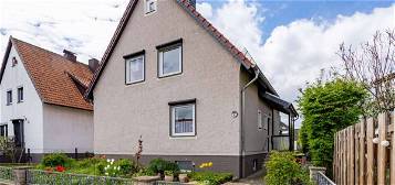 Geräumiges Ein-Zweifamilienhaus mit Garten und Doppelgarage in Groß Escherde