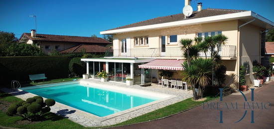 Villa type 5, au centre ville, proche forêt et écoles, à St V