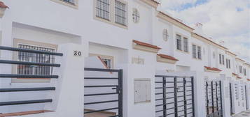 Casa adosada en venta en Calle Seneca, Campillos