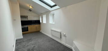 Flat to rent in Market Street, Tameside SK14