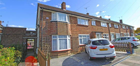 Flat to rent in Mendip Crescent, Westcliff-On-Sea SS0