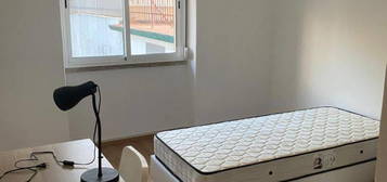 654462 - Quarto com cama de solteiro em...