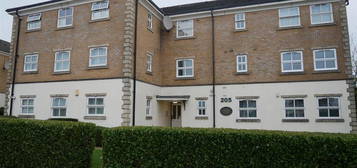 Flat to rent in Conifer Court, Great North Way, Hendon NW4