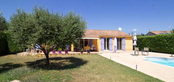 Villa de plain pied avec piscine, village à pied