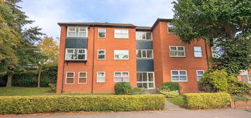 Flat to rent in Lime Tree Place, St.Albans AL1