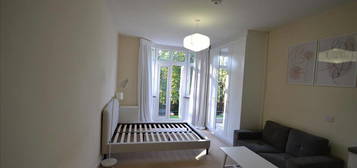 Studio to rent in Blenheim Gardens, London NW2