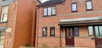 3 bedroom semi-detached house to rent