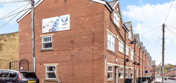 Flat to rent in Burley Lodge Road, Hyde Park, Leeds LS6