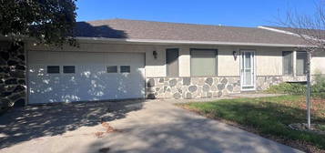 1307 Newtowne Dr, Central City, NE 68826