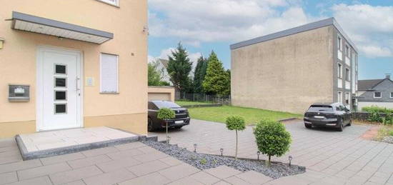 Freistehendes Einfamilienhaus mit Baugrundstück und 2 Garagen in beliebter Lage von Mülheim-Saarn