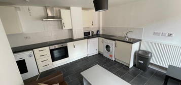 Flat to rent in Flat 3, Victoria Chambers, - The Parade CV32