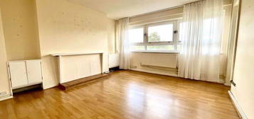 Flat to rent in Priory Court, London E17