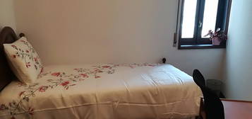 76670 - Quarto com cama de solteiro em...