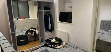 Flat to rent in High Street, Croydon CR0