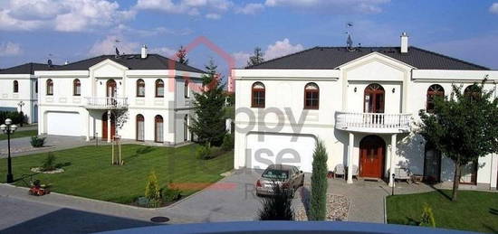 Luxusní, nezařízená, patrová vila 5+kk (243 m2) s balkónem (6 m2), terasou (12 m2), zahradou (387 m2