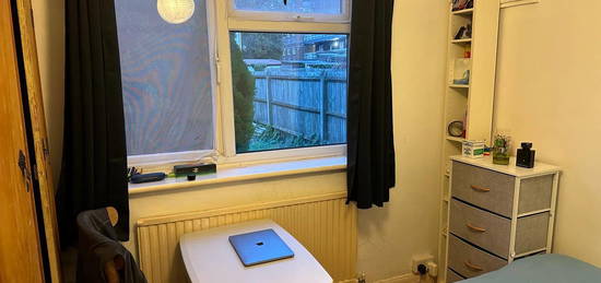 Room to rent in Queensland Avenue, London SW19