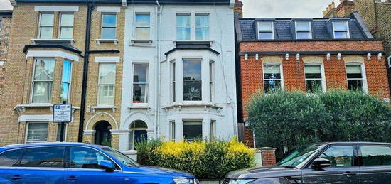 Flat to rent in St. James's Drive, London SW17