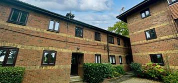 Flat to rent in Squires Walk, Weston SO19