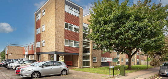 Flat to rent in The Cedars, Milton Road, Harpenden, Hertfordshire AL5