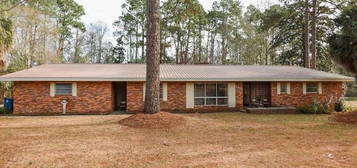 1402 N Cheney Cir, Vidalia, GA 30474