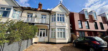 Flat to rent in First Avenue, Westcliff-On-Sea SS0