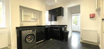 Flat to rent in Grosvenor Road, Twickenham TW1