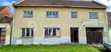 Prodej domu 1.883 m², pozemek 2.243 m², Hvězdlice