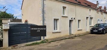 Idéal petite famille ou gîte,  jolie maison ancienne de 116 m2 entièrement rénovée, cour, terrasse et le tout sur un terrain de 159 m2.