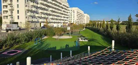 Apartim sro predá pekný, zatiaľ ešte neobývaný 1,5 izbový bytík s balkónom v novostavbe Slnečnice POP na Labutej ulici v Petržalke.