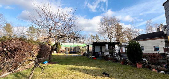 Zweifamilienhaus mit großem Grundstück