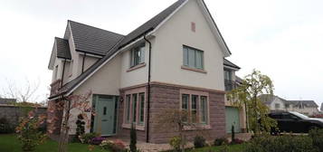 5 bedroom detached house