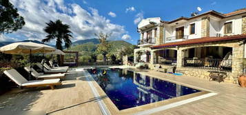 Fethiye zml de Satlk Byk Baheli Mstakil Villa