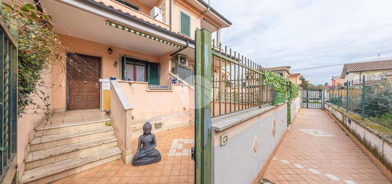 VILLA A SCHIERA A ROMA