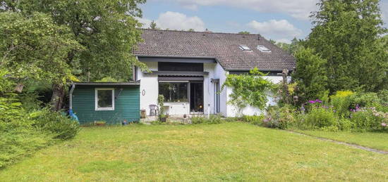 Charmantes Einfamilienhaus mit weitläufigem Garten in ruhiger Lage