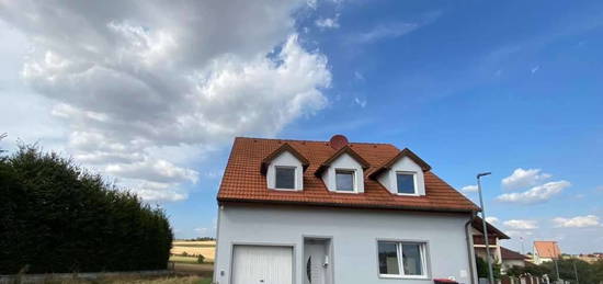 Dachgeschosswohnung mit Terrasse und Garten