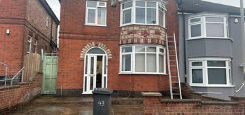 3 bed semi-detached house to rent